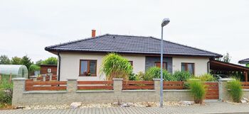 Pohled na dům z ulice - Prodej domu 111 m², Lipovec 