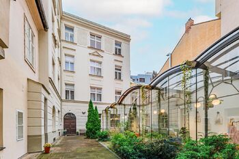 Atrium bytového domu - Pronájem bytu 3+1 v osobním vlastnictví 82 m², Praha 1 - Nové Město