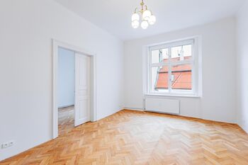 Jedna z ložnic se spojovacími dveřmi - Pronájem bytu 3+1 v osobním vlastnictví 82 m², Praha 1 - Nové Město