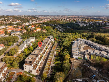 pohled na dům a okolí - Pronájem bytu 4+kk v osobním vlastnictví 102 m², Praha 5 - Košíře