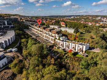 pohled na dům a okolí - Pronájem bytu 4+kk v osobním vlastnictví 102 m², Praha 5 - Košíře