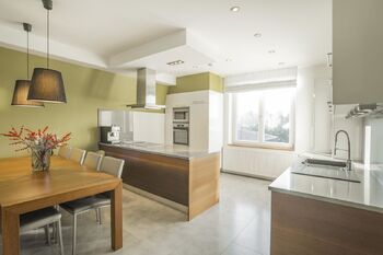 Moderní kuchyně s jídelním koutem - Pronájem bytu 3+1 v osobním vlastnictví 160 m², Říčany