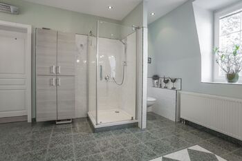 Druhá koupelna s toaletou, sprchovým koutem a vanou - Pronájem bytu 3+1 v osobním vlastnictví 160 m², Říčany