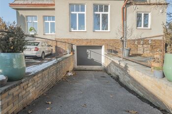 Garáž v suterénu domu - Pronájem bytu 3+1 v osobním vlastnictví 160 m², Říčany