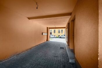 Vjezd ke garáži - Prodej bytu 3+1 v osobním vlastnictví 107 m², České Budějovice