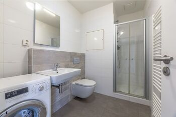 Koupelna - Pronájem bytu 1+kk v osobním vlastnictví 34 m², Praha 4 - Modřany