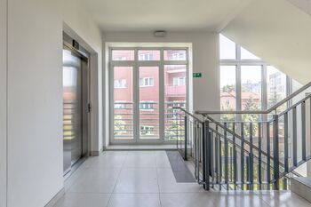 Dům 1 - Pronájem bytu 1+kk v osobním vlastnictví 34 m², Praha 4 - Modřany