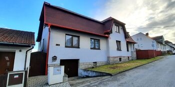 pohled zprava na přístup k domu - Prodej apartmánu 354 m², Slavonice