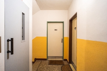 Chodba bytového domu - Prodej bytu 2+1 v osobním vlastnictví 64 m², Janské Lázně