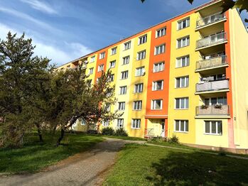 pohled na dům - Prodej bytu 3+1 v osobním vlastnictví 65 m², Plzeň