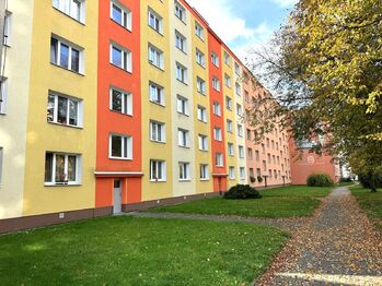 pohled na dům - Prodej bytu 3+1 v osobním vlastnictví 65 m², Plzeň