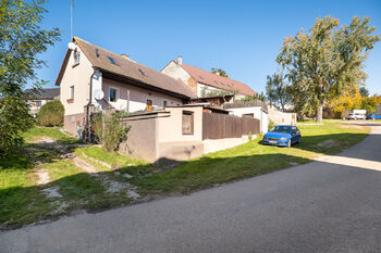 pohled na dům z boční ulice - Prodej chaty / chalupy 62 m², Doksy