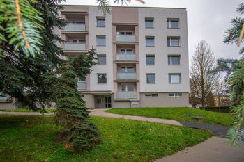 přední vchod - Prodej bytu 3+1 v osobním vlastnictví 77 m², Hradec Králové