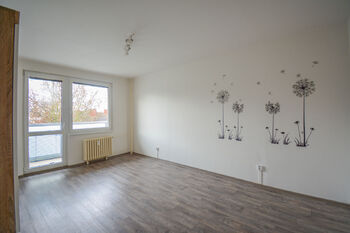 obývací pokoj  - Prodej bytu 3+1 v osobním vlastnictví 77 m², Hradec Králové