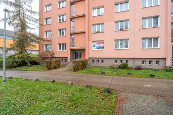 Zadní vchod - Prodej bytu 2+1 v osobním vlastnictví 60 m², Ústí nad Labem