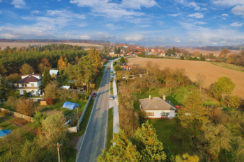 silnice u pozemku - Prodej pozemku 1065 m², Skorkov