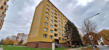 Pohled na dům z ulice  - Pronájem bytu 2+1 v družstevním vlastnictví 52 m², Vyškov