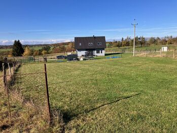 nedaleko jsou postaveny pouze tři novostavby - Prodej pozemku 1073 m², Běleč