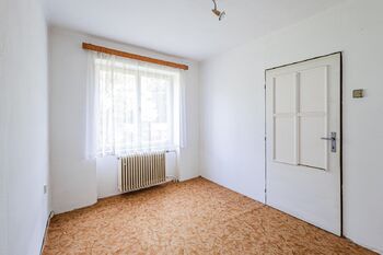 Druhá místnost ve spodním patře. - Prodej domu 108 m², Pluhův Žďár