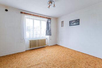 První místnost ve spodním patře. - Prodej domu 108 m², Pluhův Žďár