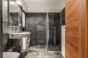 Koupelna s WC - Prodej bytu 2+kk v osobním vlastnictví 48 m², Praha 3 - Žižkov