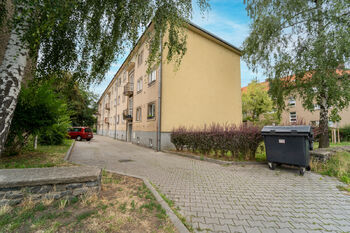 Pohled na bytový dům - Prodej bytu 2+1 v osobním vlastnictví 58 m², Kolín