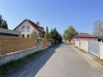 příjezdová komunikace před pozemkem - Prodej pozemku 826 m², Svojetice