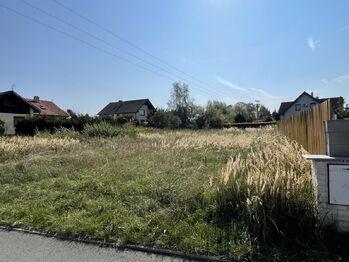 pohled na pozemek z příjezdové komunikace - Prodej pozemku 826 m², Svojetice