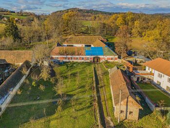 Záběr z dronu na statek. - Prodej zemědělského objektu 150 m², Hracholusky 