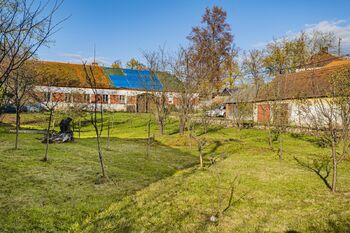 Záběr na sad a stavení. - Prodej zemědělského objektu 150 m², Hracholusky