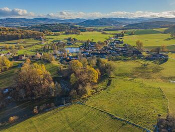 Záběr z dronu na pozemky. - Prodej zemědělského objektu 150 m², Hracholusky