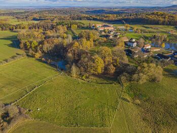 Záběr z dronu na pozemky. - Prodej zemědělského objektu 150 m², Hracholusky