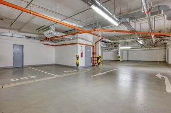 Garážové stání - Pronájem bytu 2+kk v osobním vlastnictví 56 m², Praha 9 - Libeň