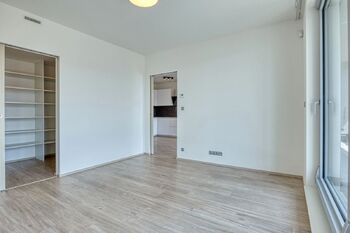 Ložnice se šatnou - Pronájem bytu 2+kk v osobním vlastnictví 56 m², Praha 9 - Libeň