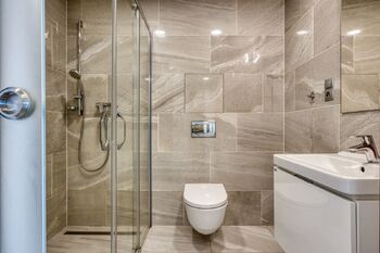 Koupelna s WC - Pronájem bytu 2+kk v osobním vlastnictví 56 m², Praha 9 - Libeň