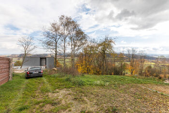 Příjezd k domu - Prodej domu 267 m², Lipnice nad Sázavou