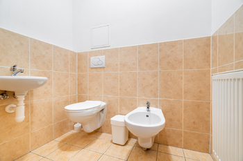 Samostatné WC s bidetem - Prodej bytu 3+1 v osobním vlastnictví 91 m², Praha 5 - Motol