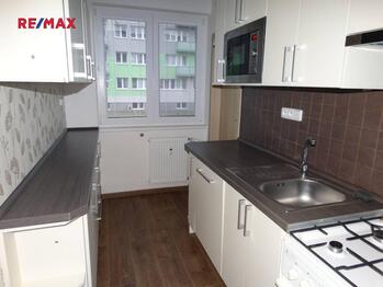 kuchyně s moderní linkou - Pronájem bytu 3+1 v osobním vlastnictví 61 m², Pardubice