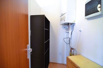 šatna s plynovým kotlem  - Pronájem bytu 1+kk v osobním vlastnictví 35 m², Praha 4 - Michle