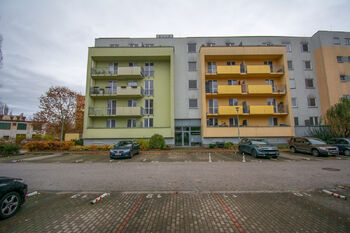 přední část domu  - Pronájem bytu 2+kk v osobním vlastnictví 70 m², Hradec Králové