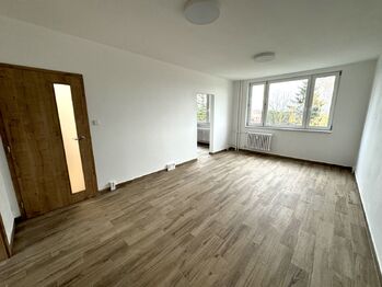 obývací pokoj vedle kuchyně - Prodej bytu 3+1 v osobním vlastnictví 71 m², Přeštice