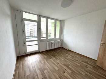 pokoj s lodžií - Prodej bytu 3+1 v osobním vlastnictví 71 m², Přeštice