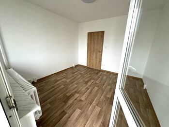 pokoj s lodžií - Prodej bytu 3+1 v osobním vlastnictví 71 m², Přeštice