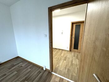 pokoj, pohled do předsíně - Prodej bytu 3+1 v osobním vlastnictví 71 m², Přeštice