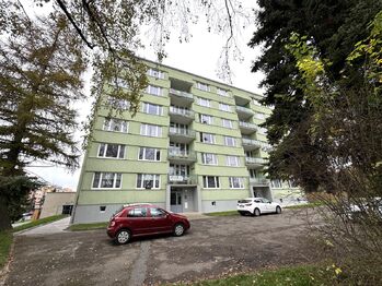 pohled na dům - Prodej bytu 3+1 v osobním vlastnictví 71 m², Přeštice