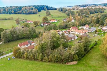 Pohled z dronu. - Prodej pozemku 1234 m², Horní Radouň