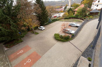 Parkovací plochy v areálu - Pronájem kancelářských prostor 364 m², Praha 4 - Hodkovičky