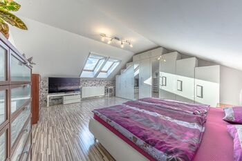 Pokoj v patře - Prodej domu 152 m², Praha 9 - Újezd nad Lesy