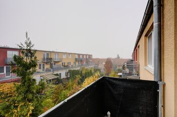 balkon pohled do zahrad - Prodej bytu 3+kk v osobním vlastnictví 55 m², Brno