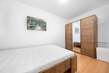 Ložnice - Pronájem bytu 2+kk v družstevním vlastnictví 39 m², Praha 8 - Troja